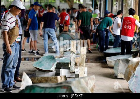 Nay Pyi Taw, Myanmar. 2nd Aug, 2017. Merchants visit the 54th Jade and Gems Emporium at Maniyadana Emporium Hall in Nay Pyi Taw, Myanmar, Aug. 2, 2017. Credit: U Aung/Xinhua/Alamy Live News Stock Photo