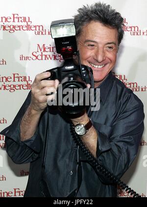 (dpa) - US actor Dustin Hoffman fools around with the camera of one of the female photographers during a photo call for the upcoming start of his film 'Meine Frau, ihre Schwiegereltern und ich' (original title: 'Meet the Fockers') at the Adlon hotel in Berlin, Germany, 1 February 2005. | usage worldwide Stock Photo