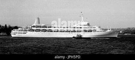 AJAXNETPHOTO. DECEMBER, 1964. SYDNEY, AUSTRALIA. - WHALE DEPARTS - P&O LINES PASSENGER SHIP CANBERRA OUTWARD BOUND FROM SYDNEY HARBOUR.  PHOTO:JONATHAN EASTLAND/AJAX.  REF:243607 26 11 Stock Photo