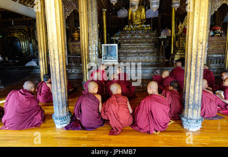 Nyaungshwe, Myanmar - Feb 14, 2016. Many novices studying at a wooden monastery in Nyaungshwe, Myanmar. Nyaungshwe is a township of Taunggyi in the Sh Stock Photo