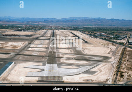 pilots-eye-view of Runway 07L, taxiways and runway intersection Stock Photo