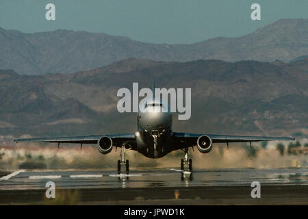 Sun Country Airlines McDonnell Douglas DC-10-10 taking-off with hills behind Stock Photo