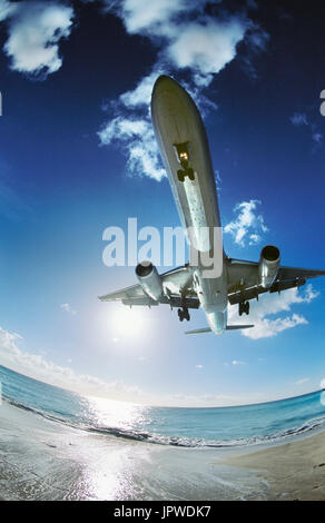 American Airlines Boeing 757-200 on very low final-approach landing over Maho Beach Stock Photo