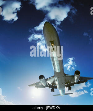 American Airlines Boeing 757-200 on very low final-approach Stock Photo