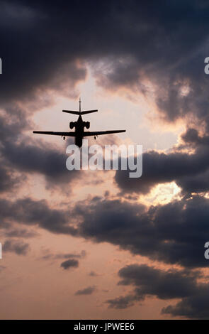 Cessna 550 Citation II / 2 on final-approach at dusk Stock Photo