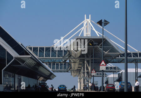 private cars and passengers on the road outside of Terminal2 Stock Photo