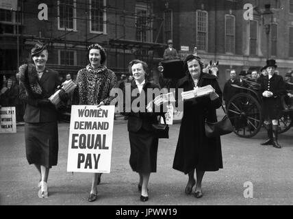 Women MPs delivering a a petition of 80,000 signatures supporting equal pay for women to the House of Commons in March 1954. Left to right, Dr Edith Summerskill MP for Fulham West, Patricia Ford, Barbara Castle (Blackburn) and Irene Ward (Tynemouth). Coachman Dave Jacobs in background. Britain British women's rights equality equal  female campaigners campaigning 1950s Stock Photo