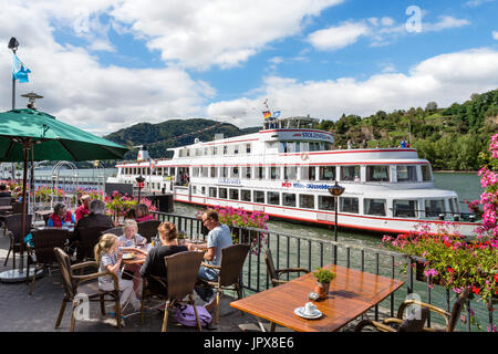 Cruise boat and cafe on the riverfront promenade in Boppard on the River Rhine, Rhineland-Palatinate, Germany Stock Photo