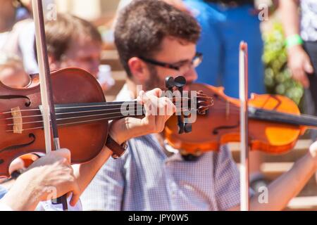 Buchlovice, Czech Republic, July 29, 2017: Man playing the violin at folk festivals in the castle Buchlovice . Traditional farmers harvest celebration Stock Photo