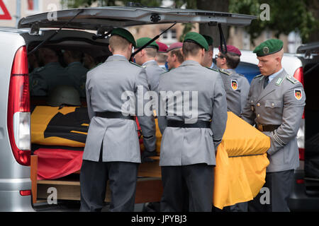 Fritzlar, Germany. 3rd Aug, 2017. Soldiers carry a coffin out of the Saint Peter Cathedral in Fritzlar, Germany, 3 August 2017. Two German soldiers from Fritzlar died when their helicopter crashed in Mali, 26 July 2017. Photo: Swen Pförtner/Pool/dpa/Alamy Live News Stock Photo