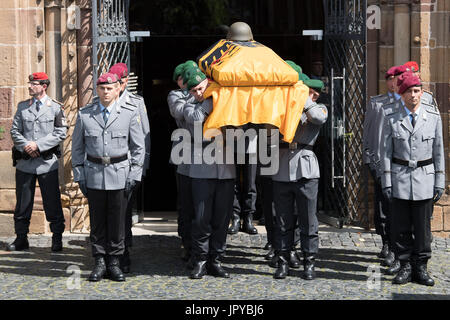 Fritzlar, Germany. 3rd Aug, 2017. Soldiers carry a coffin out of the Saint Peter Cathedral in Fritzlar, Germany, 3 August 2017. Two German soldiers from Fritzlar died when their helicopter crashed in Mali, 26 July 2017. Photo: Swen Pförtner/Pool/dpa/Alamy Live News Stock Photo