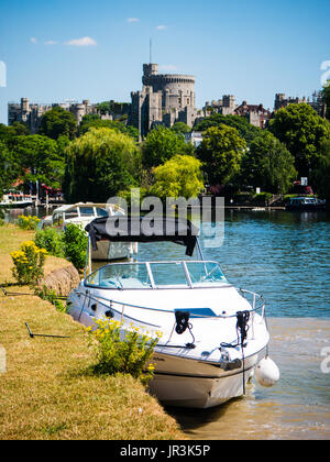 River Thames, South Meadow, Thames Path with Windsor Castle in the Background, Windsor, Berkshire, England Stock Photo