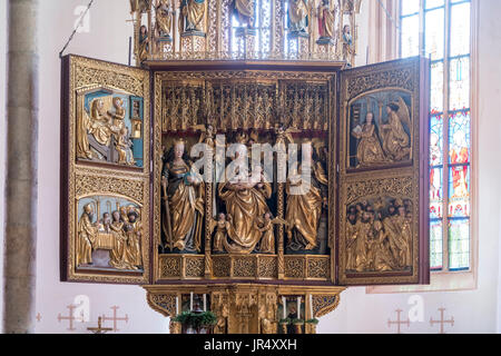 Der Hallstätter Marienaltar in der spätgotischen Pfarrkirche Mariae Himmelfahrt in Hallstatt, Salzkammergut, Oberösterreich, Österreich  |    winged l Stock Photo