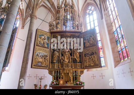 Der Hallstätter Marienaltar in der spätgotischen Pfarrkirche Mariae Himmelfahrt in Hallstatt, Salzkammergut, Oberösterreich, Österreich  |    winged l Stock Photo