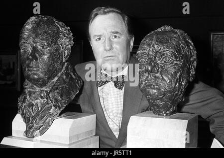 Actor Robert Hardy at the Imperial War Museum in London, flanked by busts of the late Sir Winston Churchill, Clare Sheridan's of 1919 (l) and Jacob Epstein's of 1940. He is to star as Churchill in a new 8-part TV series. Stock Photo
