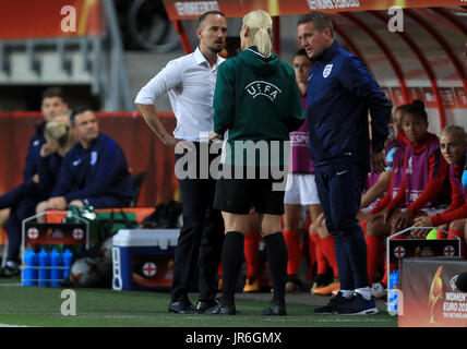 England manager Mark Sampson argues with the forth official during the UEFA Women's Euro 2017 match at the De Grolsch Veste, Enschede. PRESS ASSOCIATION Photo. Picture date: Thursday August 3, 2017. See PA story SOCCER England Women. Photo credit should read: Mike Egerton/PA Wire. Stock Photo