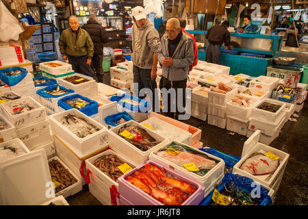 Fresh seafood for sale at Tokyo's famous Tsukiji Fish Market, Japan. Each morning, fresh seafood from fishing boats is brought in for sale. Stock Photo
