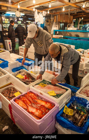 Preparing fresh seafood for sale at Tokyo's famous Tsukiji Fish Market, Japan Stock Photo
