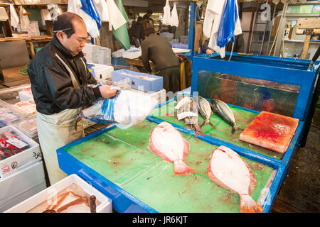 Preparing fresh seafood for sale at Tokyo's famous Tsukiji Fish Market, Japan Stock Photo