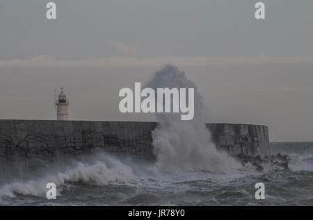 Newhaven, East Sussex, UK. 3rd Aug, 2017. Wind gusting over 40mph whips up the waves on the South Coast. Stock Photo