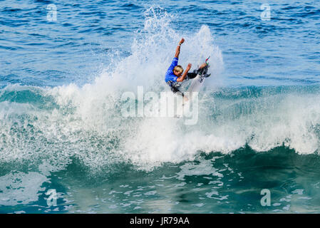 Huntington Beach, USA. 03 August, 2017. Tanner Gudauskas (USA) wins his round 2 heat at the 2017 VANS US Open of Surfing. Credit: Benjamin Ginsberg/Alamy Live News. Stock Photo