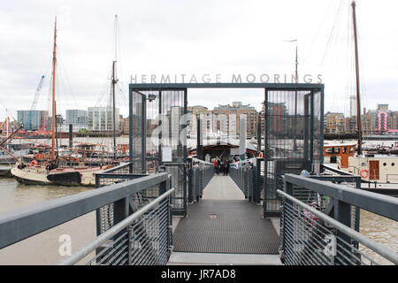London, UK. 19th Apr, 2017. The Hermitage Moorings on the Thames in London, United Kingdom, 19 April 2017. Rents and house prices are extremely high in London. Many are now seeking an escape from the overheated market on house boats. Photo: Charlotte Zink/dpa/Alamy Live News Stock Photo