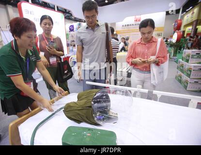 半額 50％OFFの通販 170804) -- BEIJING, Aug. 4, 2017 (Xinhua) -- An elderly uses ダイニングテーブル