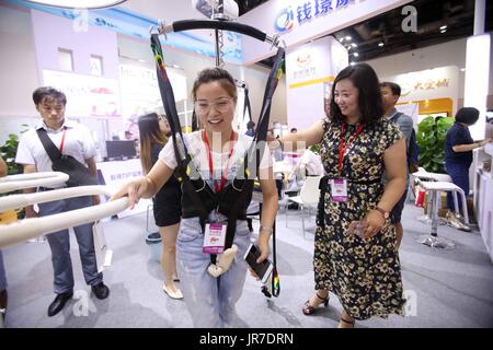 170804) -- BEIJING, Aug. 4, 2017 (Xinhua) -- An elderly uses