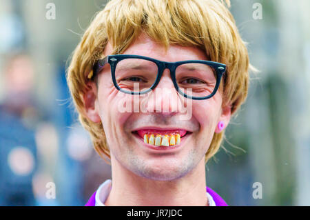 Edinburgh, Scotland, UK. 4th August, 2017. Performer on the streets of the city on the first day of the 70th Anniversary of the Edinburgh International Fringe Festival. Credit: Skully/Alamy Live News Stock Photo