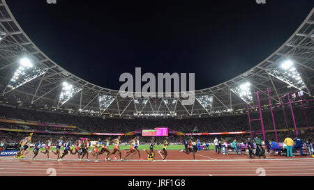 London, UK.  4 August 2017. Mo Farah en route to winning the 10,000m at the London Stadium, in The IAAF World Championships London 2017, during day one's evening session.  Credit: Stephen Chung / Alamy Live News Stock Photo