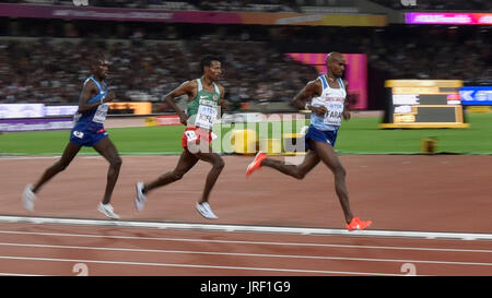 London, UK.  4 August 2017. Mo Farah en route to winning the 10,000m at the London Stadium, in The IAAF World Championships London 2017, during day one's evening session.  Credit: Stephen Chung / Alamy Live News Stock Photo
