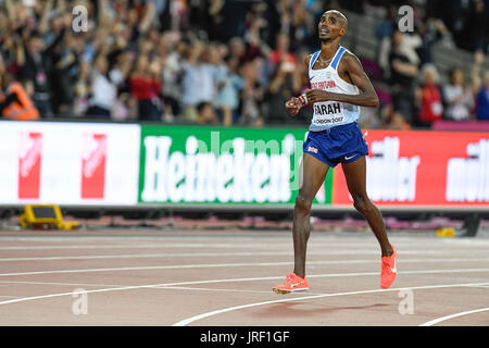 London, UK.  4 August 2017. Mo Farah celebrates after winning the 10,000m at the London Stadium, in The IAAF World Championships London 2017, during day one's evening session.  Credit: Stephen Chung / Alamy Live News Stock Photo