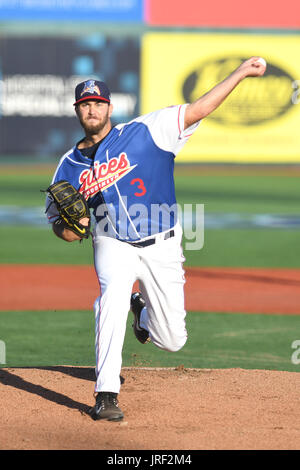 New York, NY, USA. 4th Aug, 2017. New York Mets first round draft pick David Peterson pitched in his first professional game as a member of the Brooklyn Cyclones, who played their game as 'The Brooklyn Slices'. Peterson threw 17 pitches in his 1 inning of work giving up 2 hits and 1 run in his Professional debut. Credit: George Napolitano/Media Punch/Alamy Live News Stock Photo