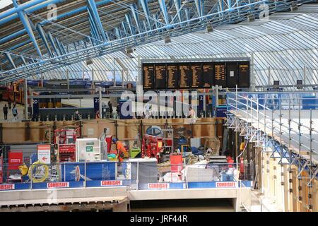 London Waterloo station. London, UK. 5th Aug, 2017. Commuters at London Waterloo. Thousands of rail passengers are facing more than three weeks of travel chaos at London Waterloo station, UK's busiest station. Ten platforms at will be closed from today, 5 August until 28 August as work begins on a major engineering project to allow longer trains to operate on suburban routes from December 2018. Credit: Dinendra Haria/Alamy Live News Stock Photo