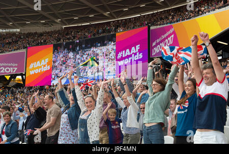 London, Great Britain. 04th Aug, 2017. Visitors cheer the beginning of the 2017 London World Championships in Athletics at the Olympic Stadium in London, Great Britain, 04 August 2017. Photo: Rainer Jensen/dpa/Alamy Live News Stock Photo