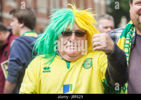 London, UK. 5th Aug, 2017. Football fans arriving on the opening day of the Sky Bet championships between Fulham FC and Norwich FC nicknamed the canaries at Craven Cottage in West London Credit: amer ghazzal/Alamy Live News Stock Photo