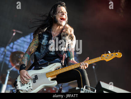 Chuck Garric, bass player of US band 'Alice Cooper', performing on the Harder Stage of the Wacken Open Air Festivals in Wacken, Germany, 05 August 2017. The Wacken Open Air takes place between 03 and 05 August 2017. Photo: Christophe Gateau/dpa Stock Photo