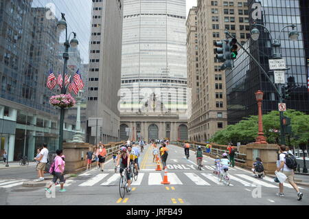 New York, USA. 05th Aug, 2017. Manhattan, New York, August 5th, 2017. Bicyclists, joggers and walkers enjoy Car Free Streets on Park Ave as part of New York City's Summer Streets. Credit: Ryan Rahman/Alamy Live News Stock Photo