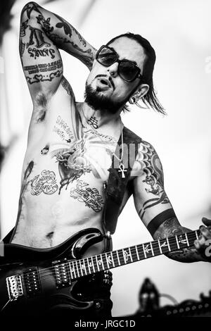 janes-addiction-performing-at-