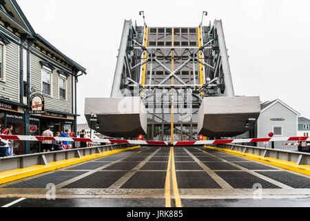The Mystic River Bascule Bridge, designed by Chief Engineer Thomas Ellis Brown and built in 1920 spanning the Mystic River in Mystic, Connecticut Stock Photo