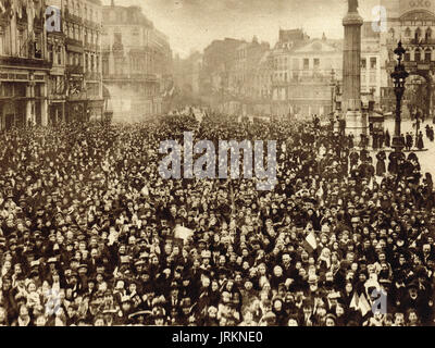 Cheering crowds at liberation of Lille, 17 October 1918 Stock Photo