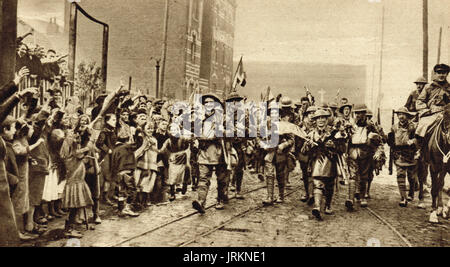 Liverpool Irish welcomed by women & children at liberation of Lille, 17 October 1918 Stock Photo