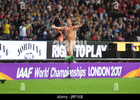 London, Great Britain. 5th Aug, 2017. A streaker running on the track during the IAAF World Championships in London, Great Britain, 5 August 2017. Photo: Bernd Thissen/dpa/Alamy Live News Stock Photo