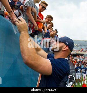 Chicago Bears center Cody Whitehair (65) huddles with teammates against the  New York Giants during an NFL football game Sunday, Oct. 2, 2022, in East  Rutherford, N.J. (AP Photo/Adam Hunger Stock Photo - Alamy