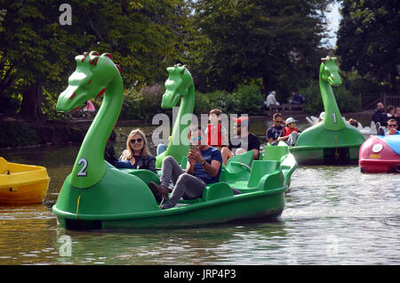 London, UK. 6th August, 2017. Boating in Alexander Park on Sunday afternoon. Credit: JOHNNY ARMSTEAD/Alamy Live News Stock Photo
