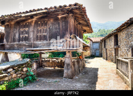 Hórreo de madera en Soto. Asturias. España. Conjunto histórico artístico. Stock Photo