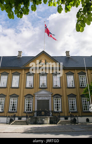 18th century Stiftsgarden Royal Residence palace building with Norwegian flag flying. Munkegaten, Trondheim, Sør-Trøndelag, Norway, Scandinavia Stock Photo