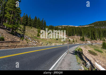 Trail Ridge Road is the name for a stretch of U.S. Highway 34 that traverses Rocky Mountain National Park from Estes Park, Colorado in the east to Gra Stock Photo