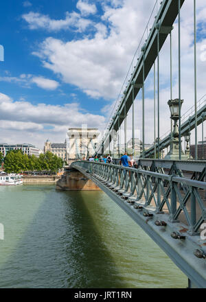 Széchenyi Chain Bridge (Széchenyi lánchíd) over the Danube looking towards the Pest side of the river, Budapest, Hungary Stock Photo