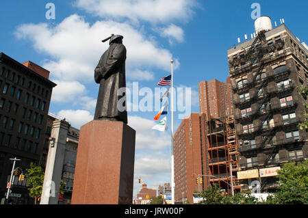 Chatham Square in Chinatown, Manhattan has erected a statue of Lin, commemorating the pioneer in real combat drug work. Manhattan, New York, USA. Stock Photo